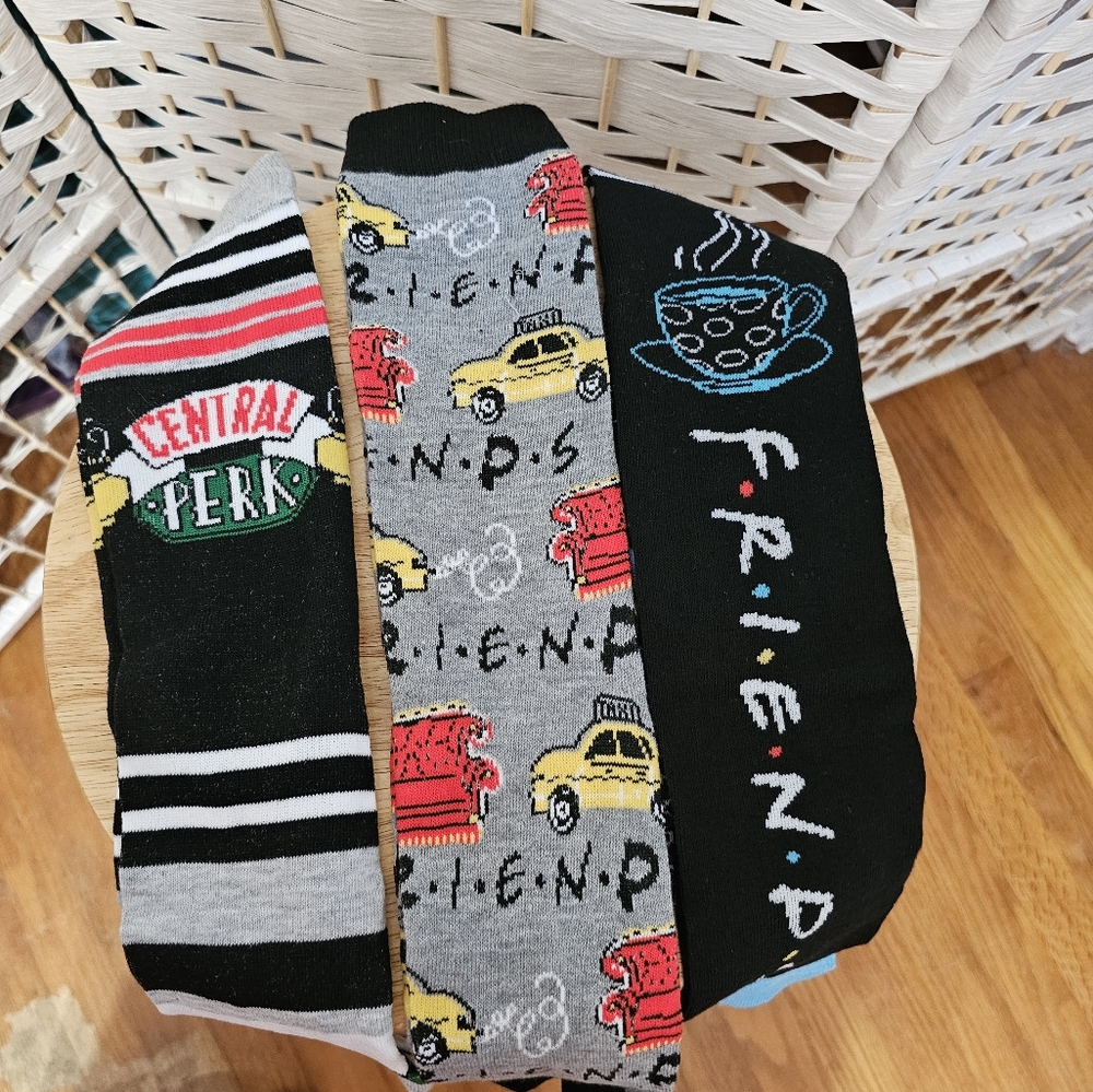 6 Pairs New "Friends" Crew Socks - Picture 3 of 3